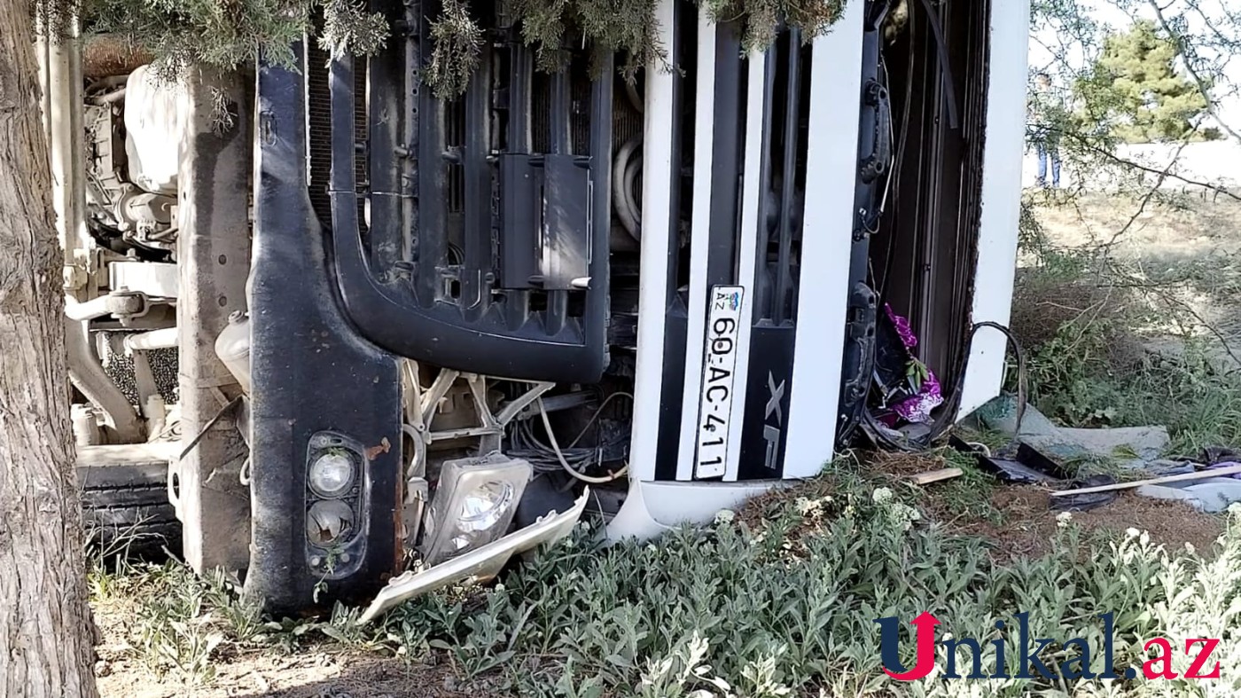 Şəmkirdə yük maşını aşdı - FOTOLAR